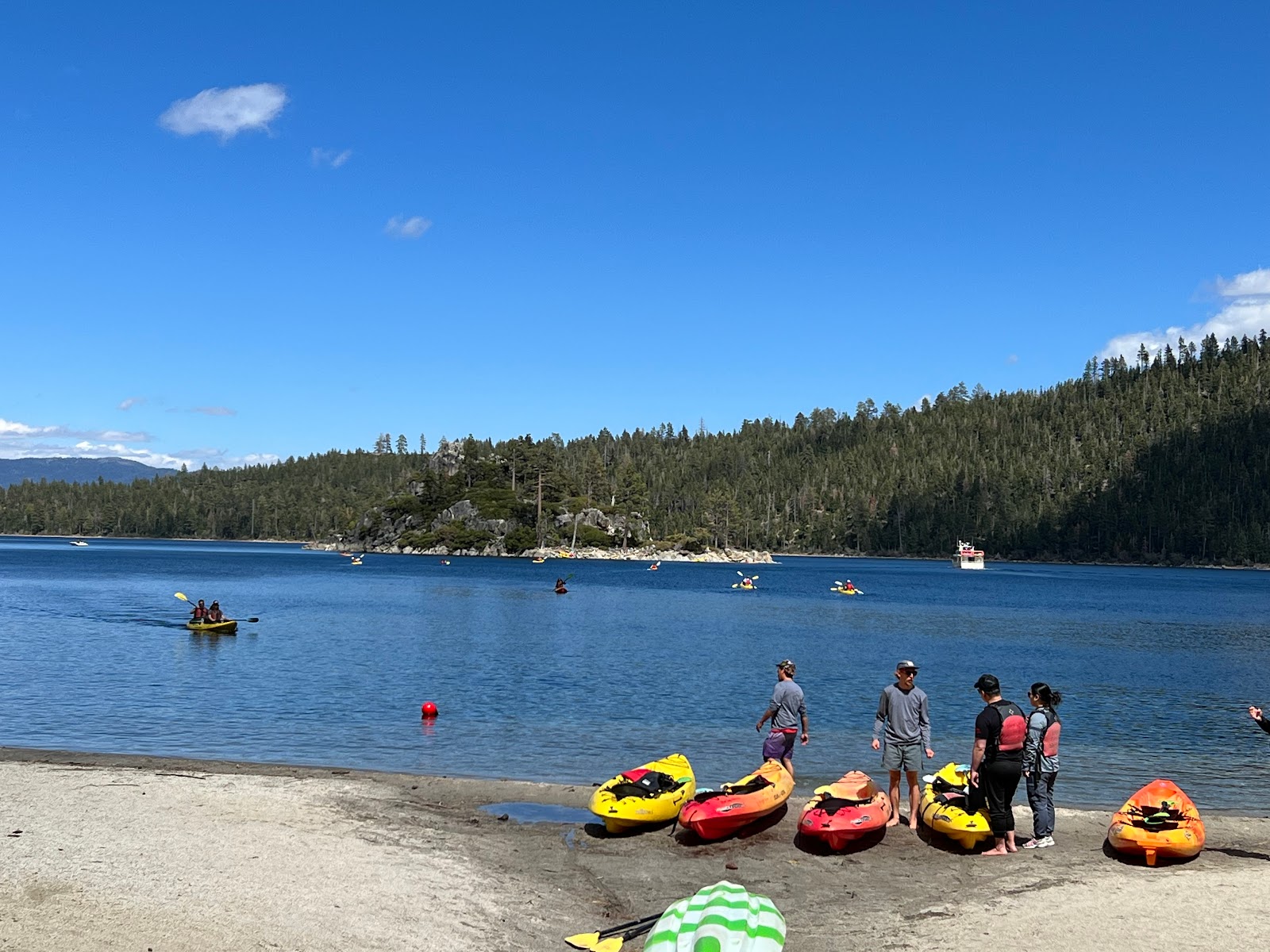 Kayak Tahoe Beach的照片 带有碧绿色纯水表面