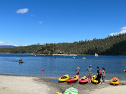 Kayak Tahoe Beach'in fotoğrafı geniş bir kıyı şeridi ile birlikte