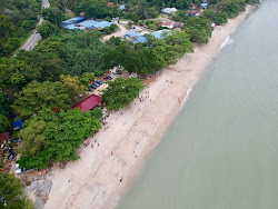 Photo de Ombak Damai Beach avec un rivage spacieux