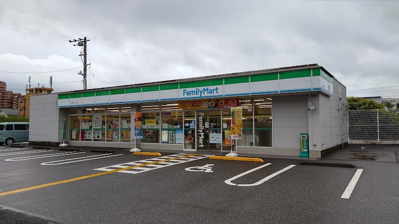 ファミリーマート 比島町三丁目店