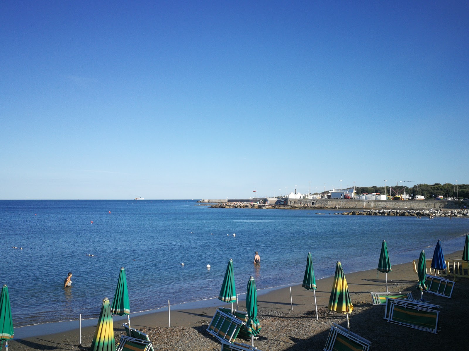 Foto van Tre Ponti beach met blauw water oppervlakte