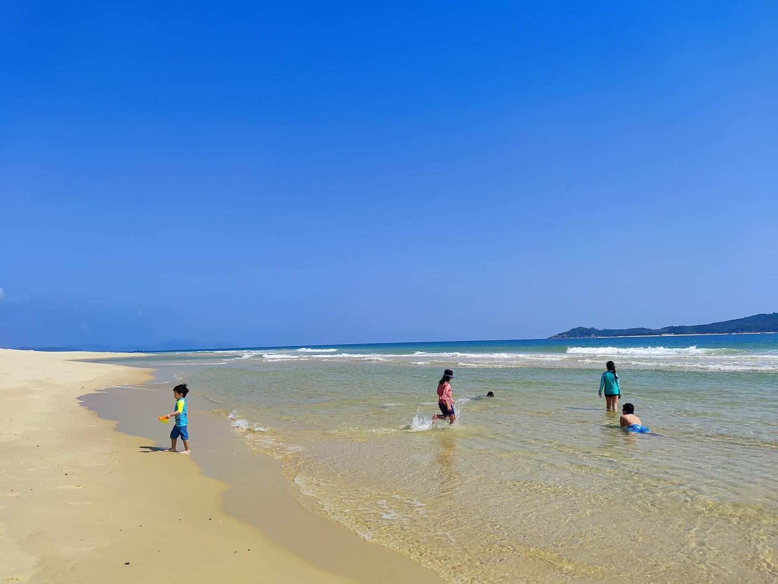 Foto de An Hai Beach con agua cristalina superficie