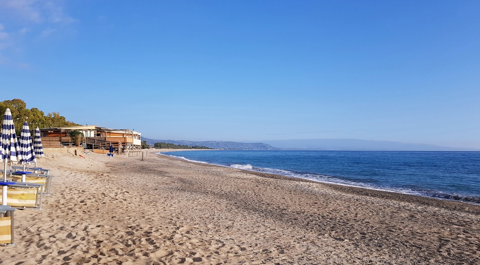 Foto von Santandrea Beach mit beiger sand Oberfläche