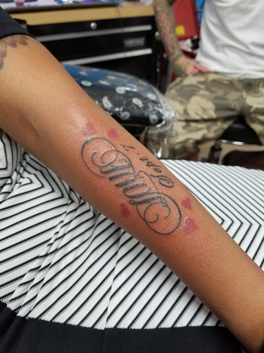 Tattoo Shop «Konkrete Jungle Kustom Tattoo», reviews and photos, 6590 Old Waterloo Rd, Elkridge, MD 21075, USA