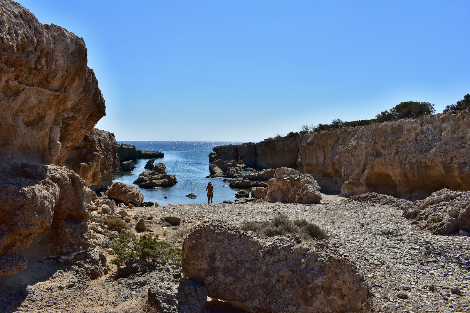 Pouliou beach'in fotoğrafı kısa, düz kıyı şeridi ile birlikte