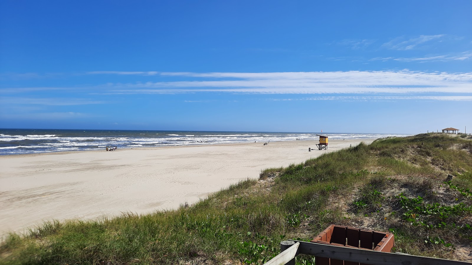 Foto von Praia de Balneario Gaivota mit feiner beiger sand Oberfläche
