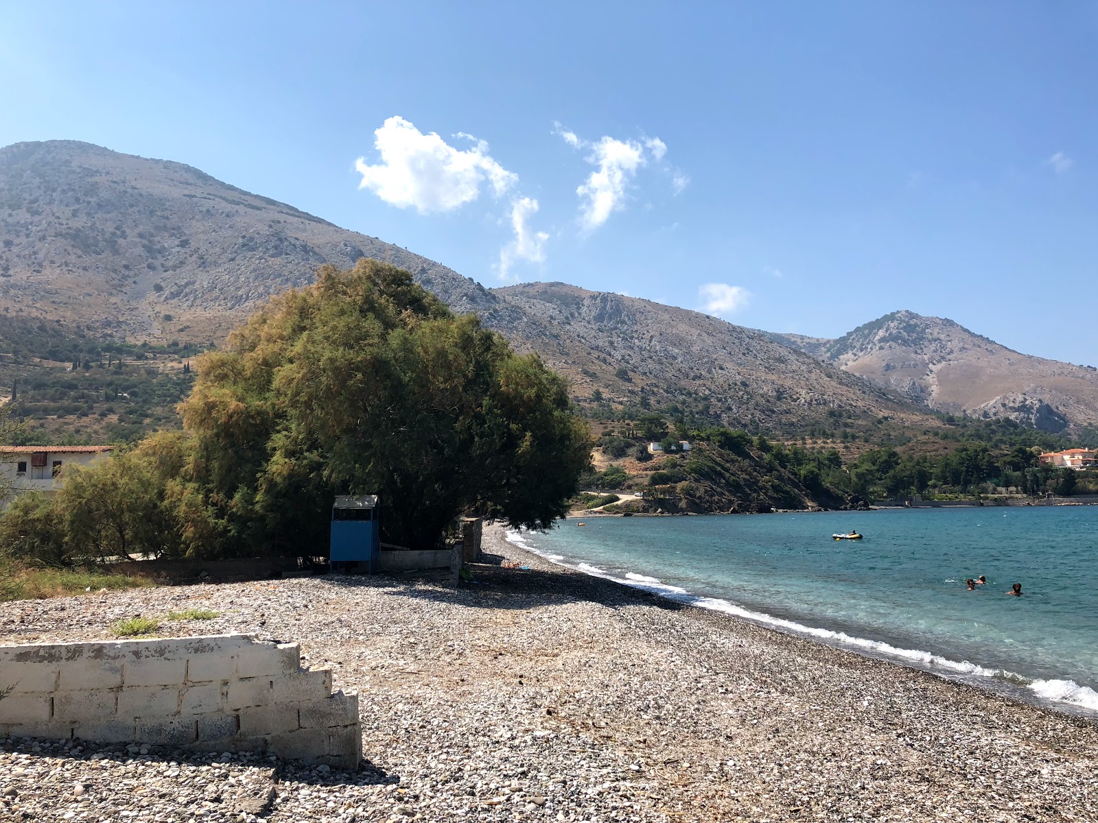 Photo de Vlychada beach avec l'eau cristalline de surface