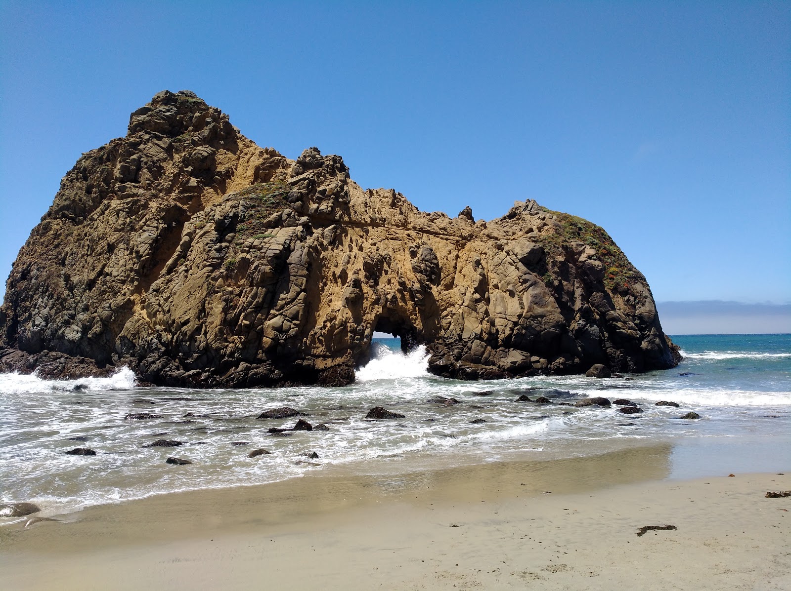 Zdjęcie Pfeiffer Beach otoczony górami