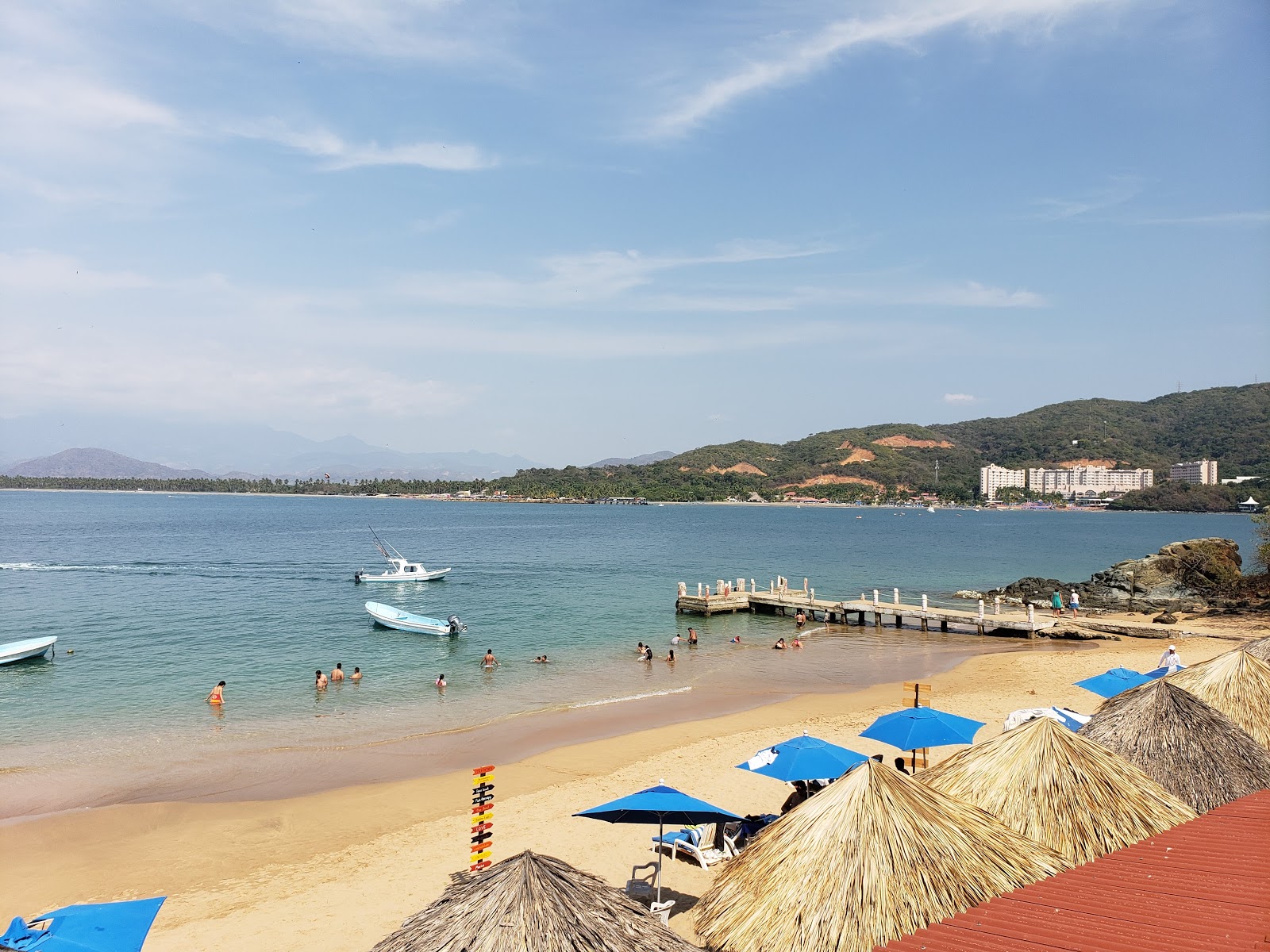 Foto von Playa Cuachalalate mit türkisfarbenes wasser Oberfläche