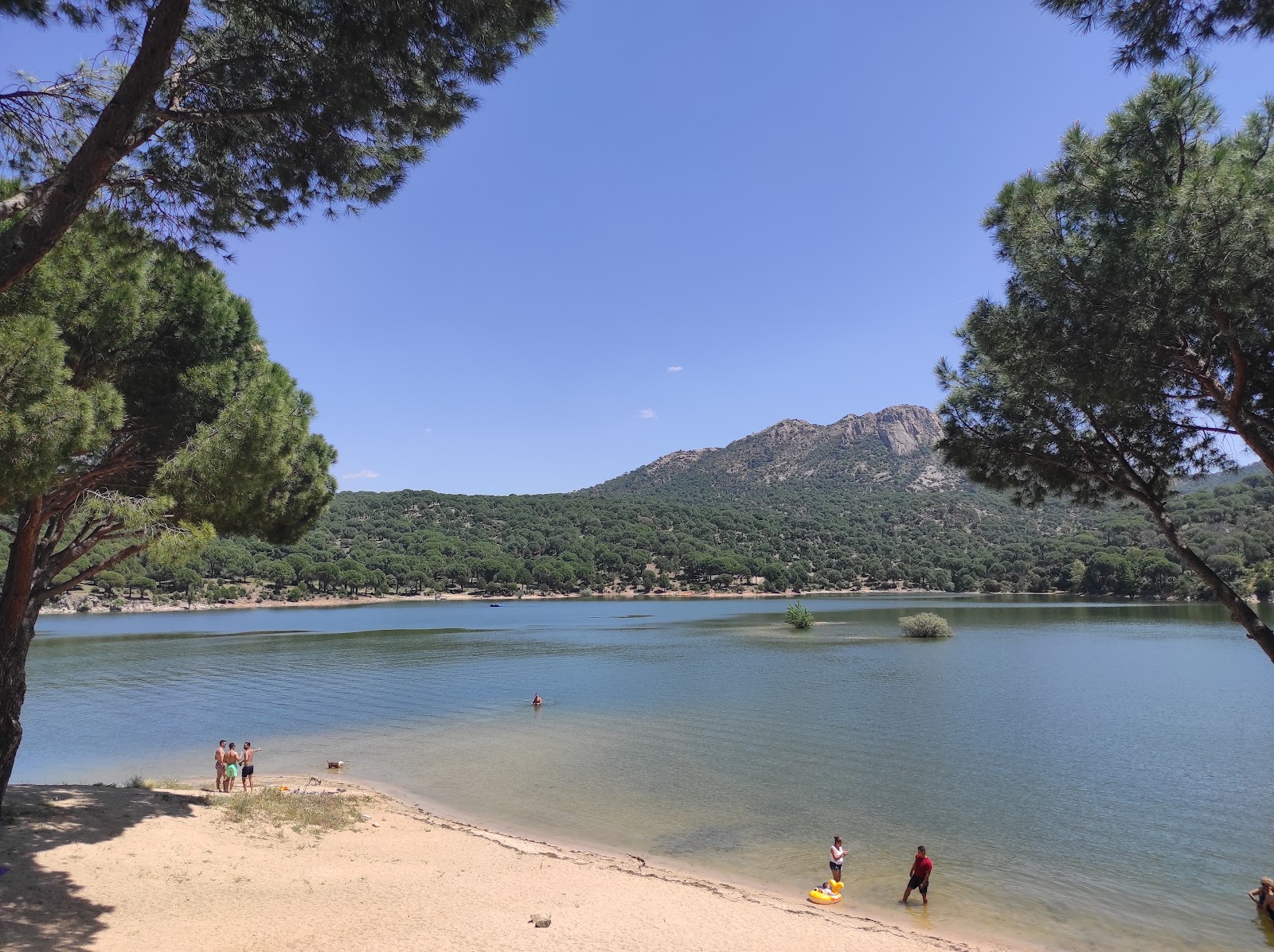 Playa de la Virgen de la Nueva'in fotoğrafı uçurumlarla desteklenmiş