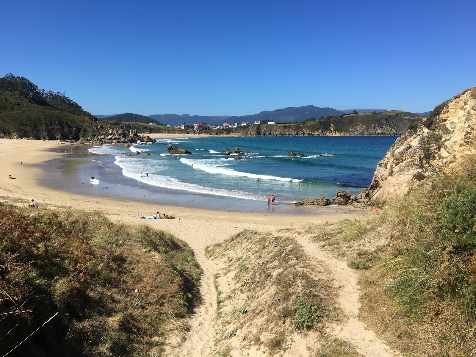 Playa de San Antonio的照片 带有多个长海湾