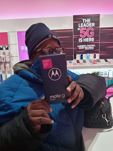 Cell Phone Store «T-Mobile», reviews and photos, 8237 W Ridgewood Dr, Parma, OH 44129, USA