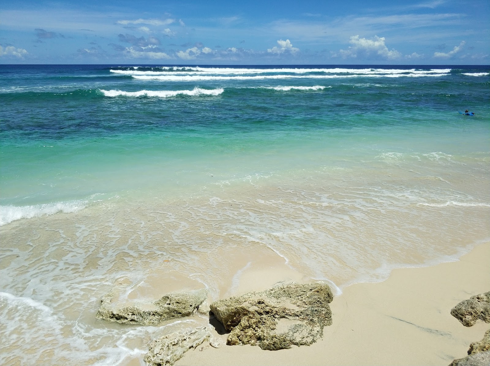 Foto von Timbis Beach von Klippen umgeben