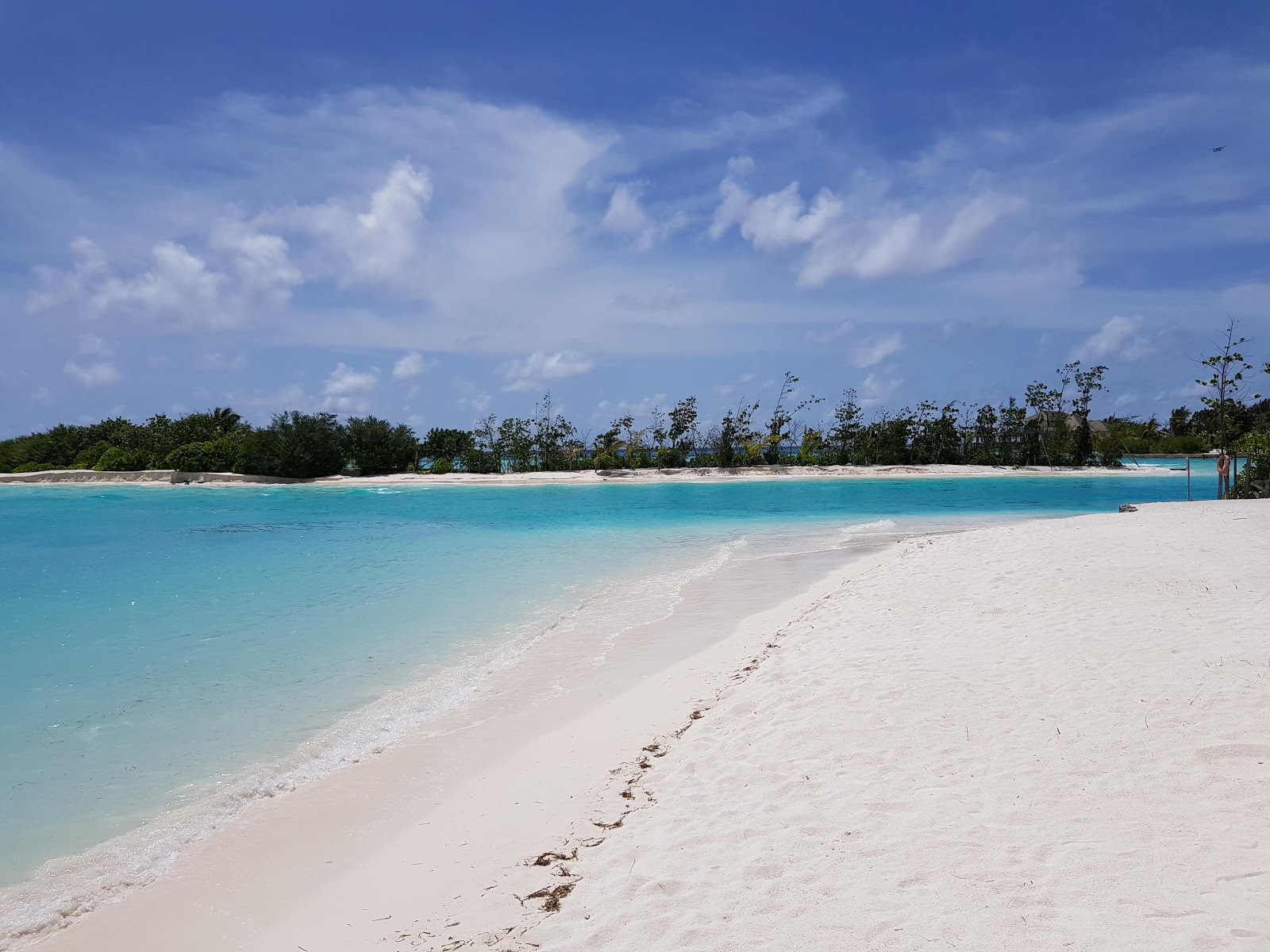 Foto van Kuda Huraa Resort Island met wit zand oppervlakte