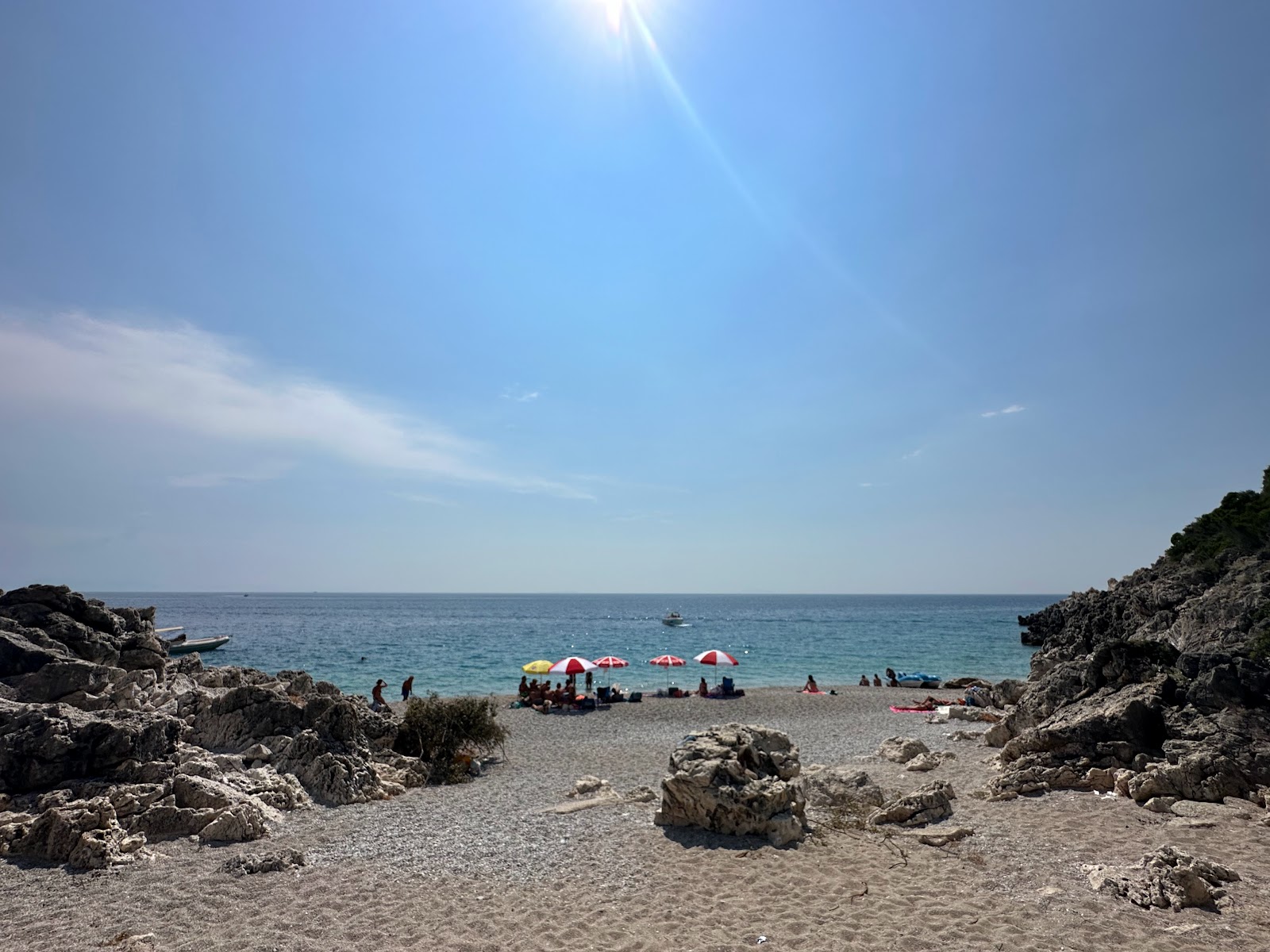 Foto di Celestina Beach sorretto da scogliere