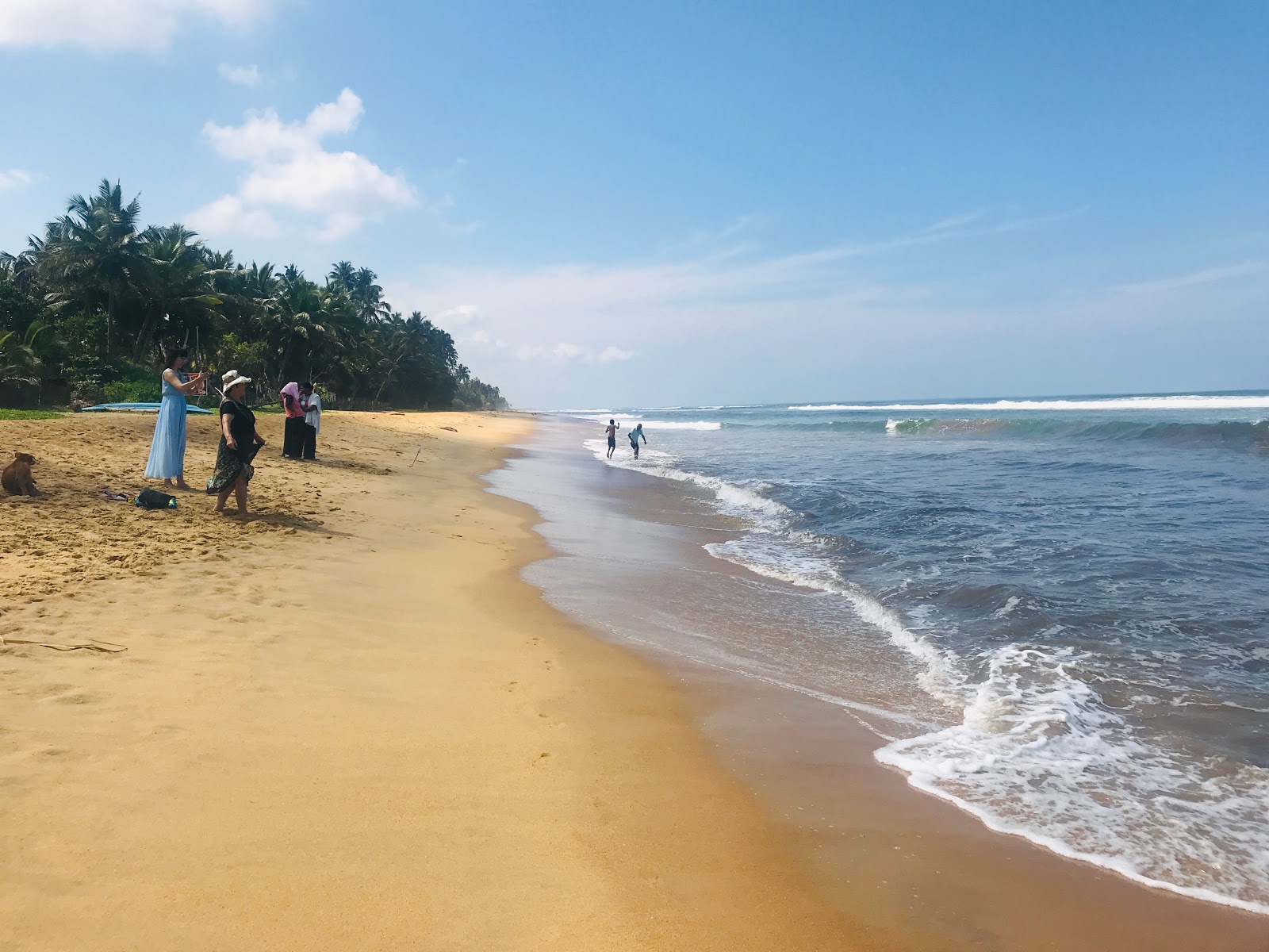 Photo de Wadduwa Beach avec l'eau turquoise de surface
