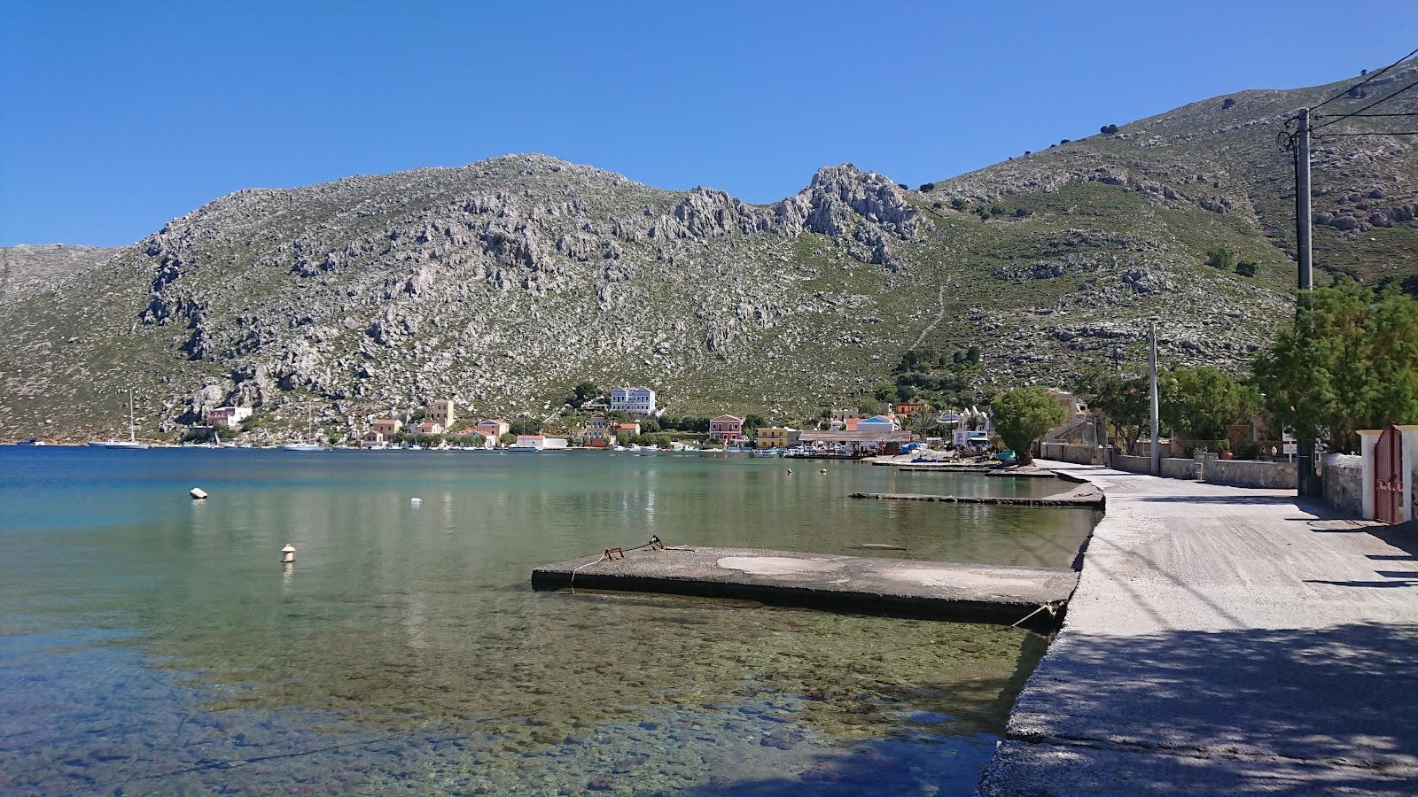 Φωτογραφία του Παραλία Πεδί με μικρά μπεζ βότσαλα επιφάνεια