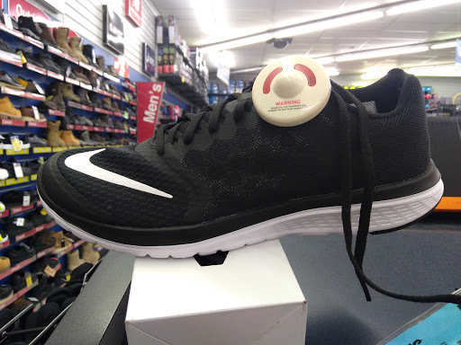 Sporting Goods Store «Big 5 Sporting Goods - Fresno», reviews and photos, 5488 N Blackstone Ave, Fresno, CA 93710, USA