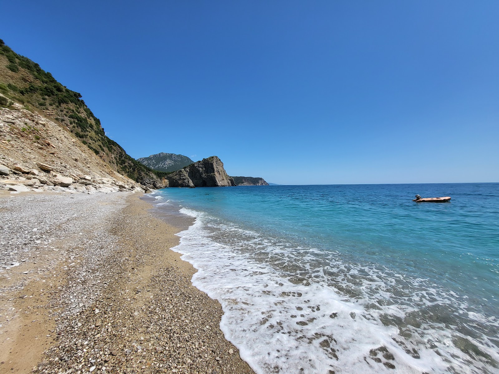 Fotografie cu Seagull Beach cu o suprafață de pietricel cenușiu