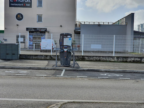 Borne de recharge de véhicules électriques IZIVIA Grand Lyon Station de recharge Meyzieu