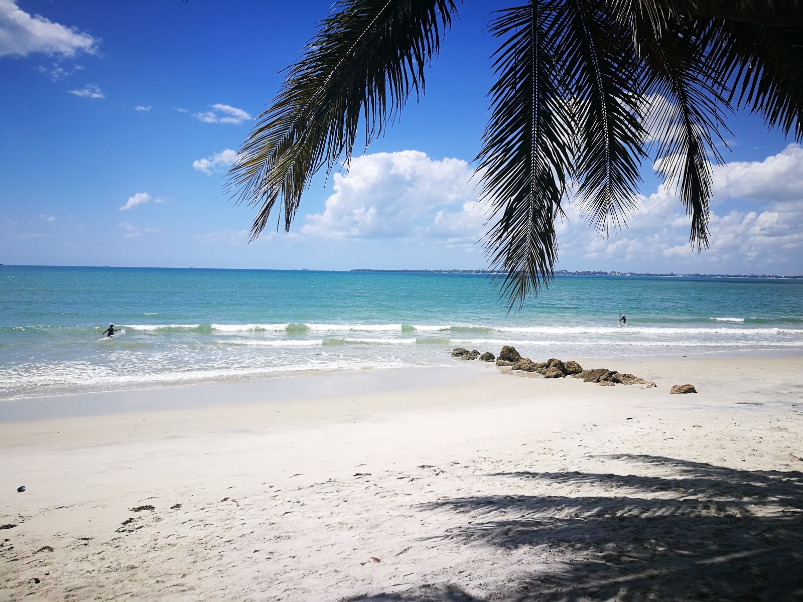 Foto von Mbongoland beach mit beiger sand Oberfläche