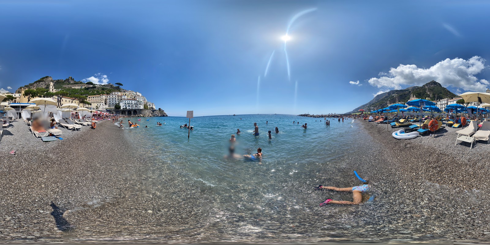 Photo de Amalfi beach avec un niveau de propreté de partiellement propre