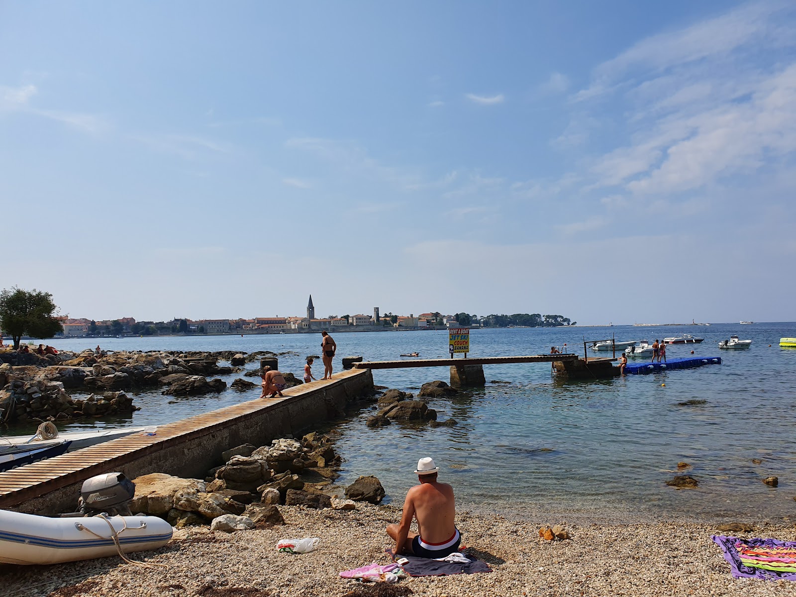 Foto van Parentino beach en de nederzetting