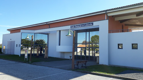 Centre culturel Salle théâtrale et culturelle de Breuil Magné Breuil-Magné