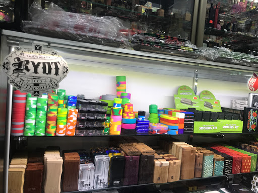 Tobacco Shop «The Hub Smoke Shop & Gifts», reviews and photos, 6410 N Oak Trafficway, Kansas City, MO 64118, USA