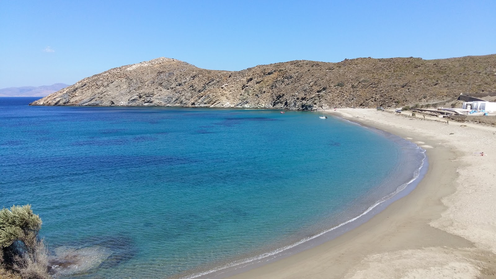 Foto van Paralia Pisolimnionas met helder zand oppervlakte