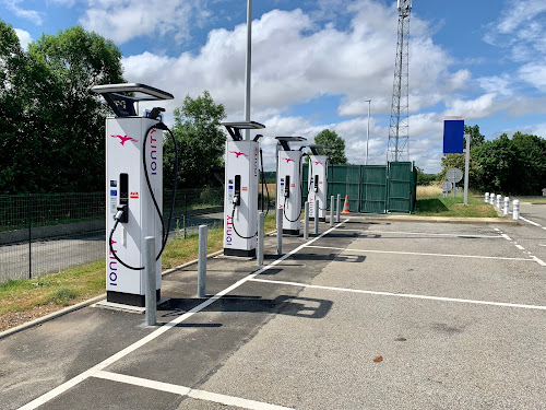 Borne de recharge de véhicules électriques IONITY Station de recharge Sainte-Hermine