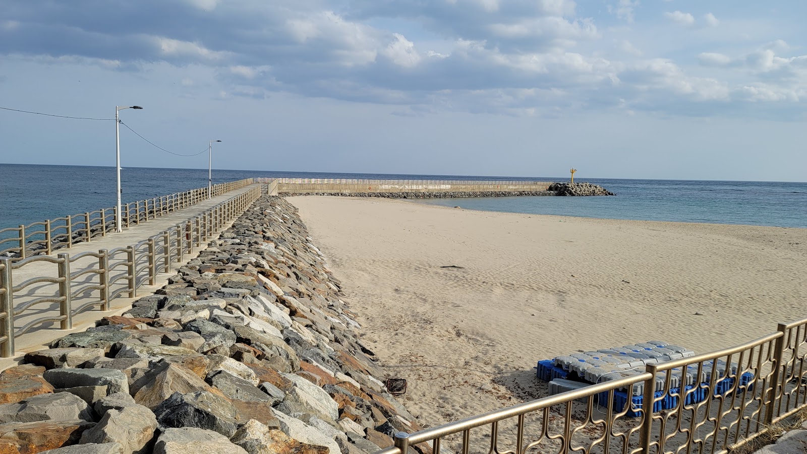 Foto von Pongpyeong Beach mit beiger sand Oberfläche