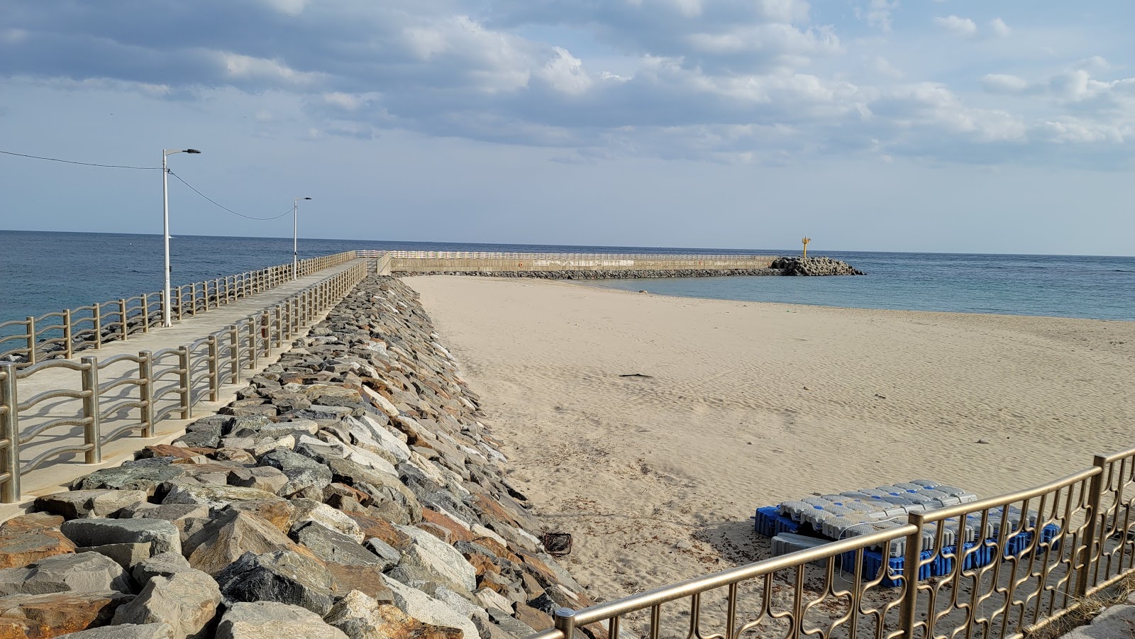 Fotografija Pongpyeong Beach z svetel pesek površino