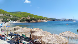 Foto di Agios Fokas beach sorretto da scogliere