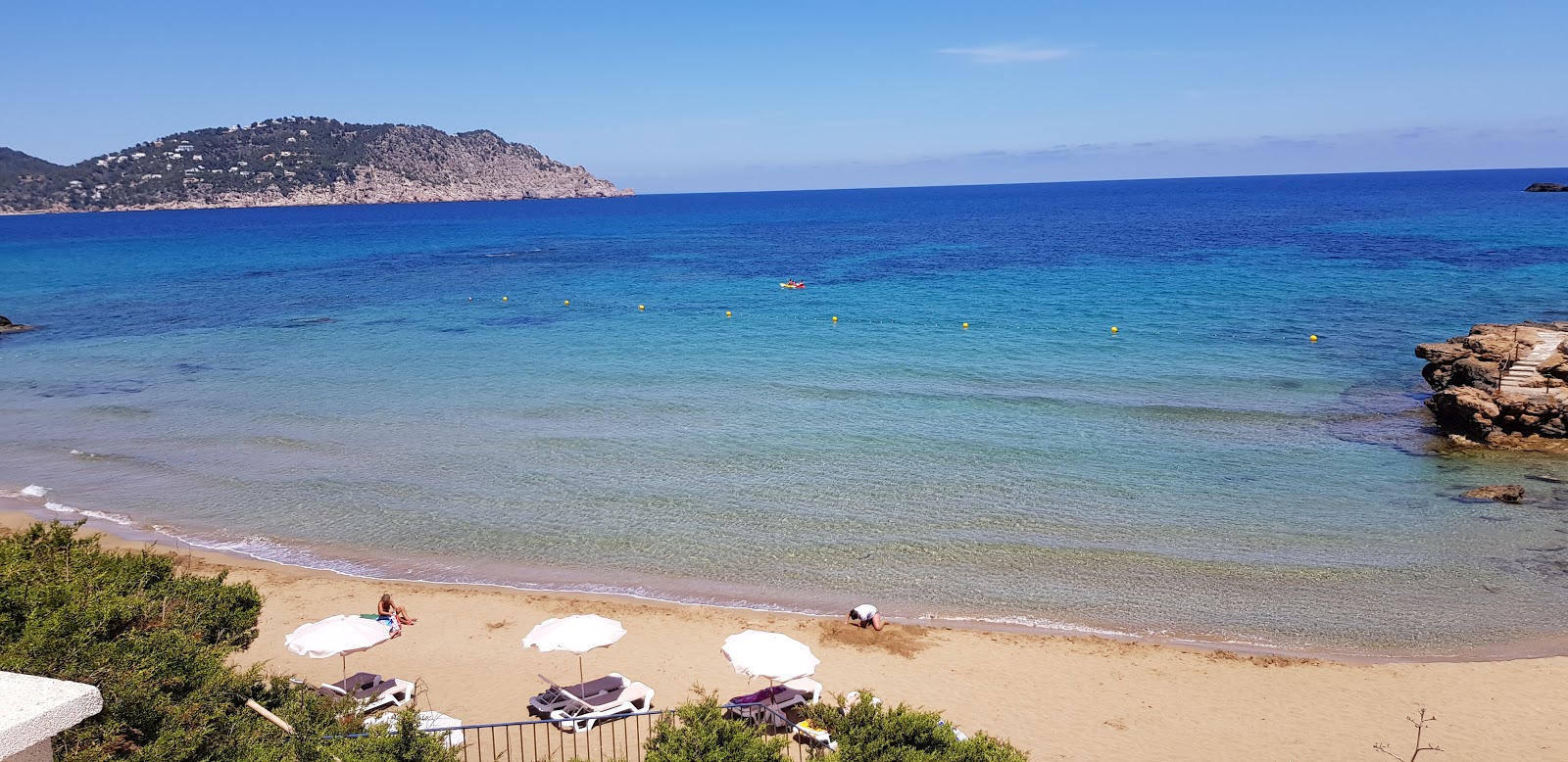 Foto di Platja des Figueral con una superficie del sabbia beige fine