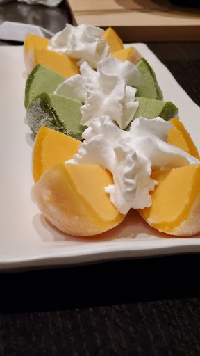 Mochi ice cream (mango and green tea) 