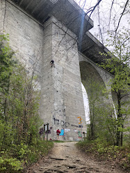 Kletterwand unter der Pérolles-Brücke