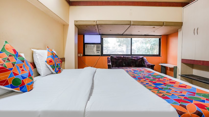 Hotel Samrat by null