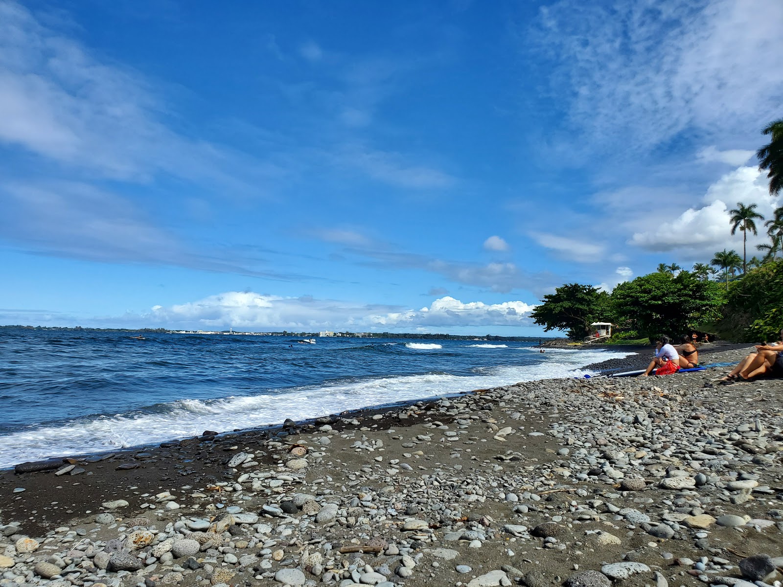 Honoli'i Beach'in fotoğrafı geniş bir kıyı şeridi ile birlikte