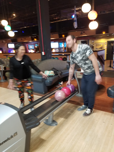 Bowling Alley «Strike Ten Lanes & Lounge», reviews and photos, 800 E Nerge Rd, Roselle, IL 60172, USA