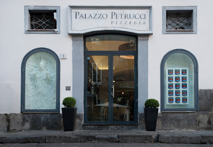 Palazzo Petrucci Pizzeria P.za S. Domenico Maggiore, 5/6/7, 80134 Napoli NA, Italia