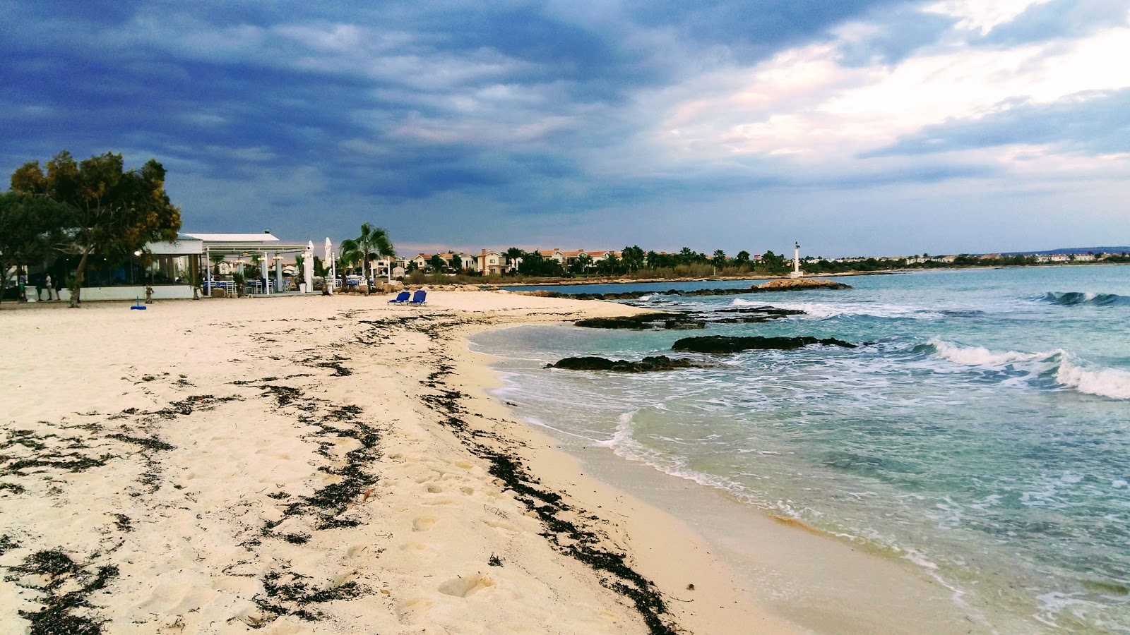 Foto von Liopetri beach mit beiger sand Oberfläche