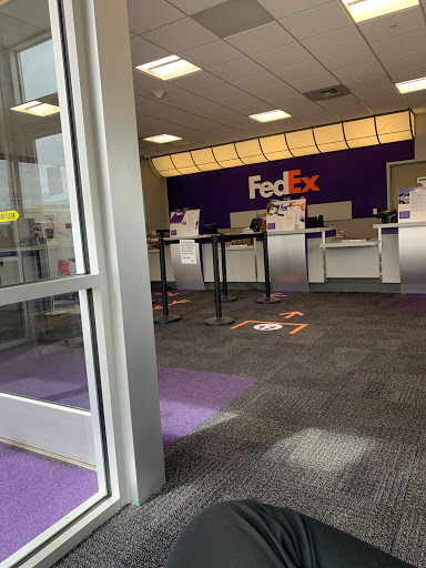 Shipping and Mailing Service «FedEx Ship Center», reviews and photos, 9950 E 40th Ave, Denver, CO 80230, USA
