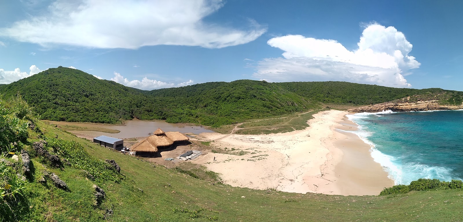 Foto de Bilasayak Beach con agua cristalina superficie