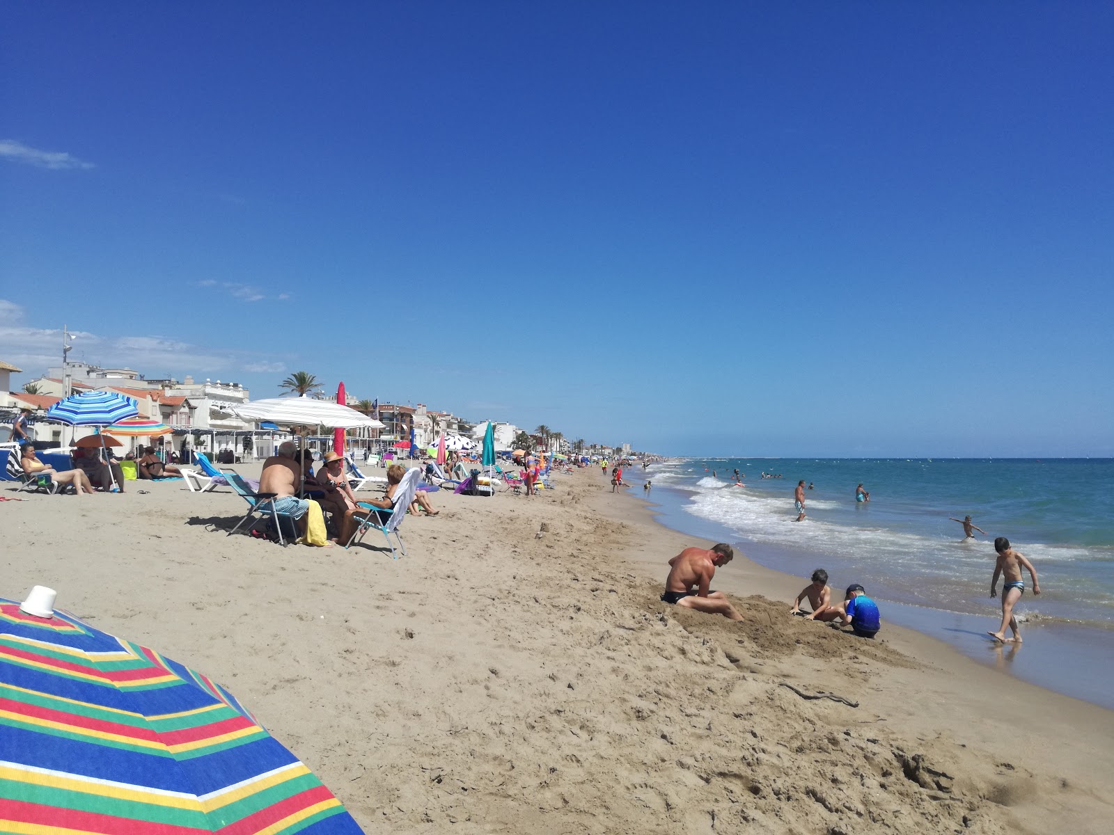 Foto de Playa de Comarruga con recta y larga