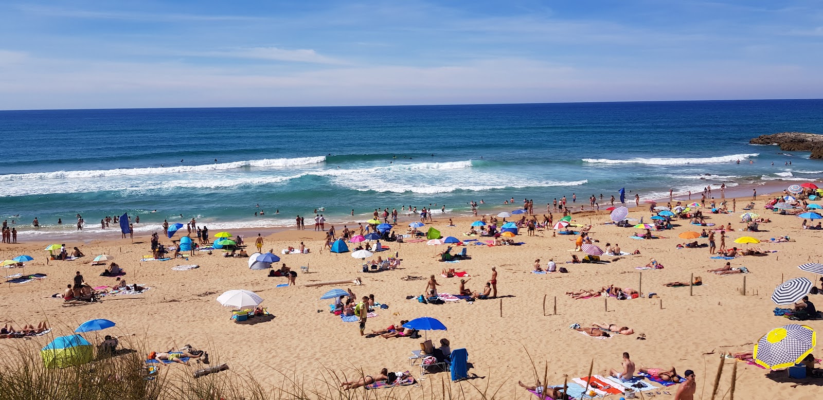 Fotografija Plaža Valdearenas z svetel pesek površino