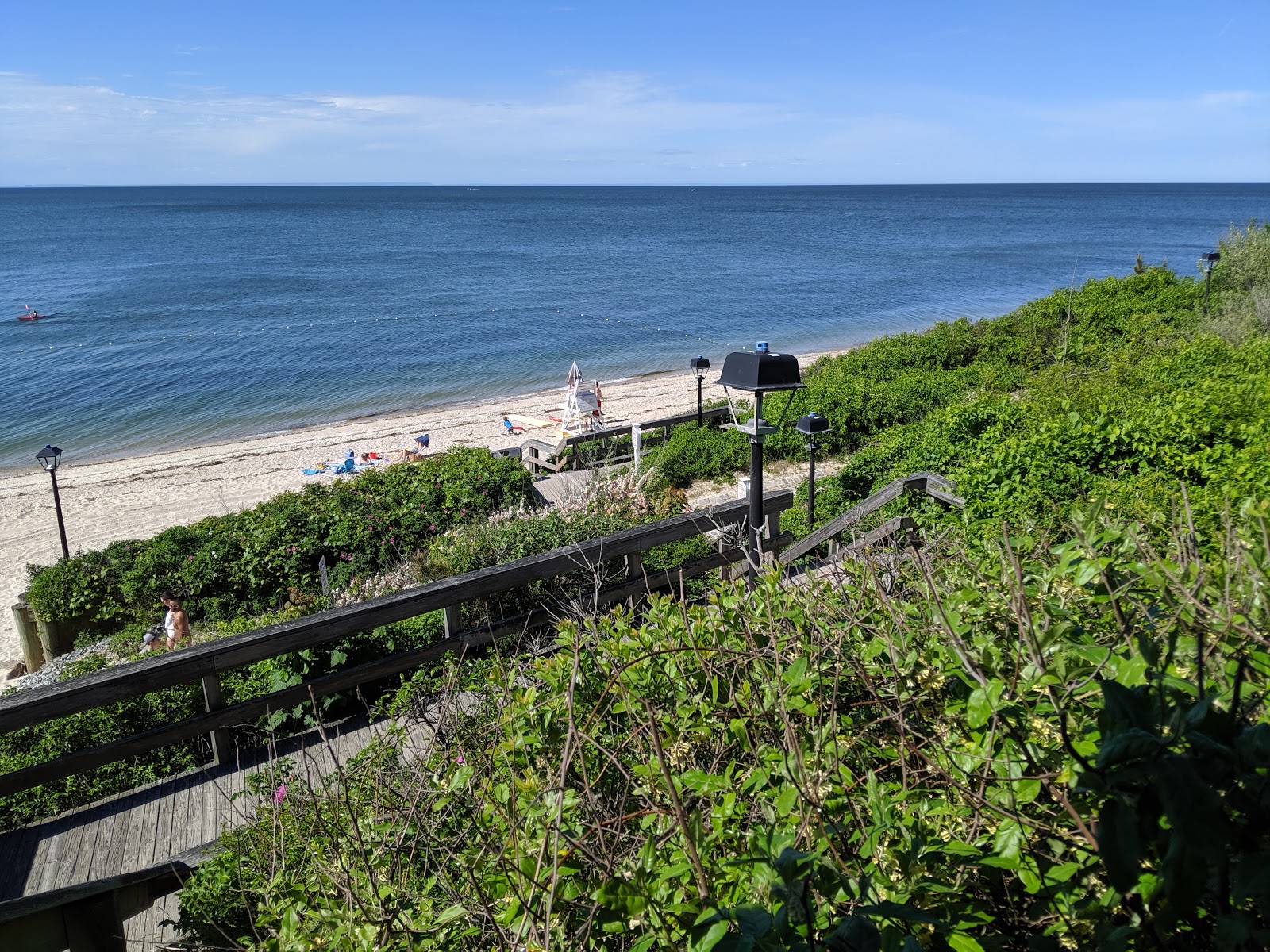 Foto av Reeves Beach med blå rent vatten yta