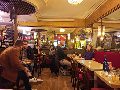 Chez Mme Gen à Paris