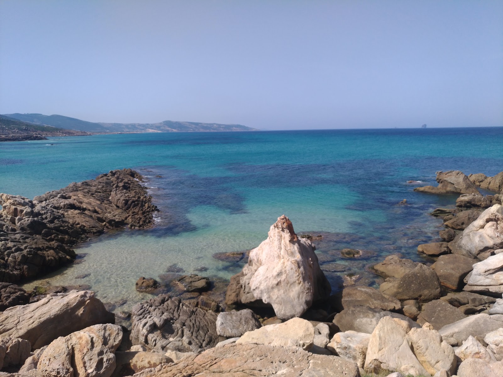 Foto di Marsa Douiba circondato da montagne