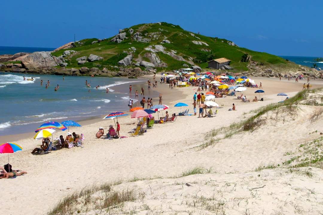Praia da Ferrugem的照片 带有碧绿色纯水表面